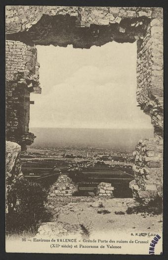 Environs de Valence - Grande Porte des ruines de Crussol (XIIe siècle) et Panorama de Valence