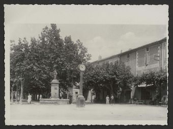 Place du Cours au village de Tulette et sa fontaine et son horloge