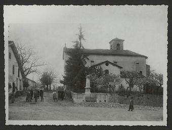 Eglise de Sainte-Eulalie en Royan avec monument aux morts