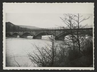 Vue sur un pont sur l'Eygue entre Tulette et Saint-Roman-de-Malegarde