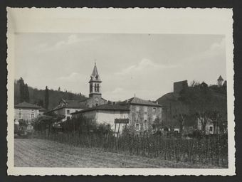 Vue générale du village de Hauterives avec le clocher de son église.
