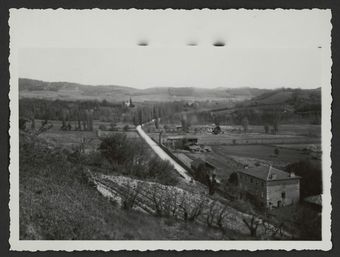 Vue générale sur un paysage de la Drôme avec  une route et une maison