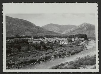 Vue générale de Buis-les-Baronnies avec l'Ouvèze en premier plan.