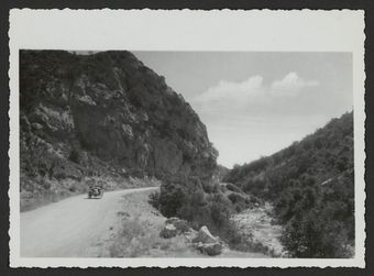 Route de vallée en bord d'une rivière de la Drôme