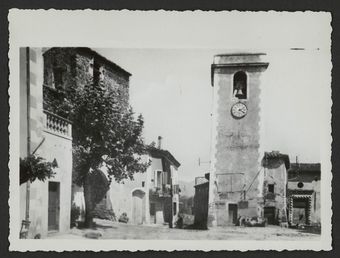 Place du village de Saint-Gervais-sur-Roubion avec son Beffroi
