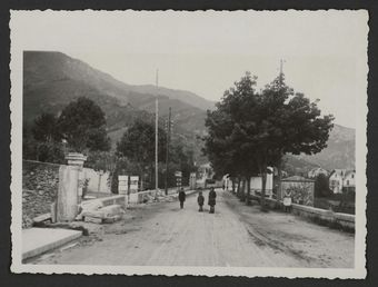 Route à l'entrée d'un village de la Drôme avec des enfants