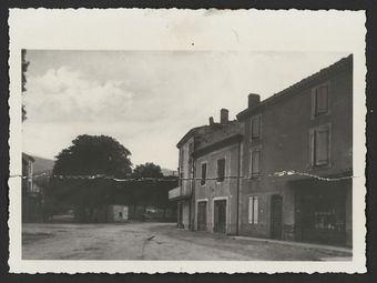 place d'un village de la Drôme