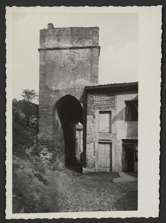 Porte fortifiée à Hauterives