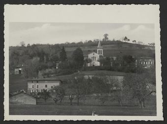 Vue générale sur un village de la Drôme et son église