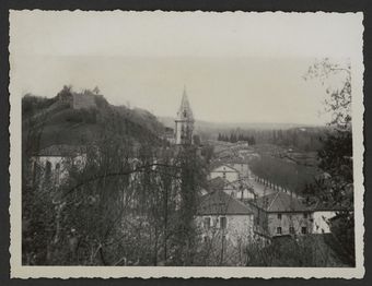 Vue générale de Hauterives et des ruines du château féodal