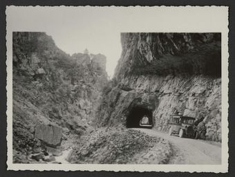 Automobile à la sortie d'un tunnel en direction de Glandage