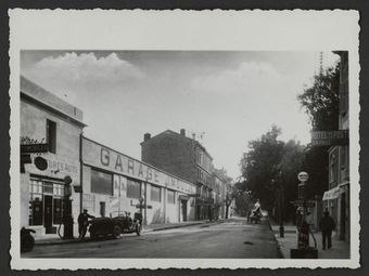 Un garage et une station service, avenue d'Aygu à Montelimar