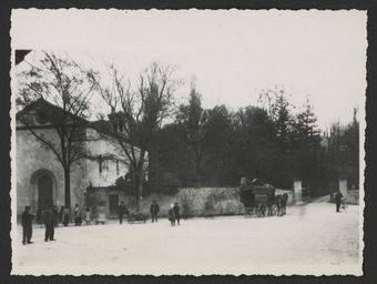 Habitants et voiture à cheval devant l'église Saint-Joseph de Mirabel-et-Blacons