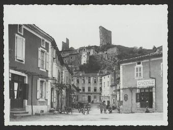 Place de la Chevalerie à Bourdeaux avec son épicerie