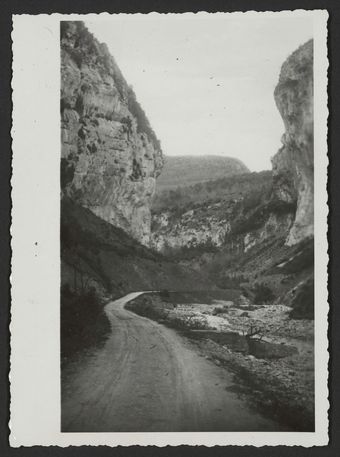 Route au fond d'une vallée de la Drôme