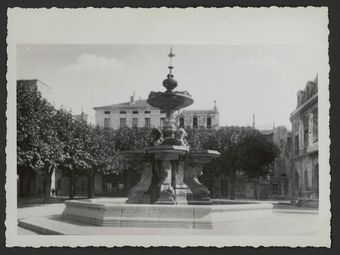 Fontaine sur la place de la mairie à Montélimar