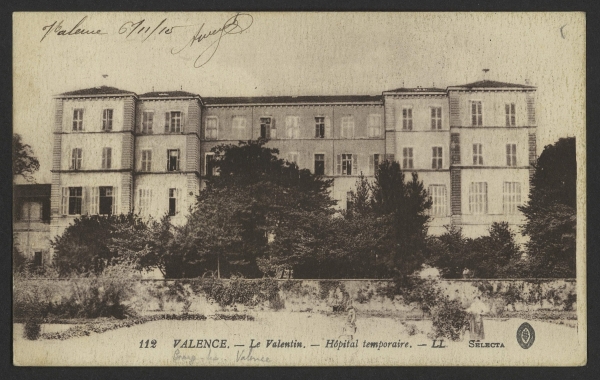 Extérieur du château du Valentin, orphelinat départemental transformé en hôpital militaire auxiliaire au cours de la première guerre mondiale